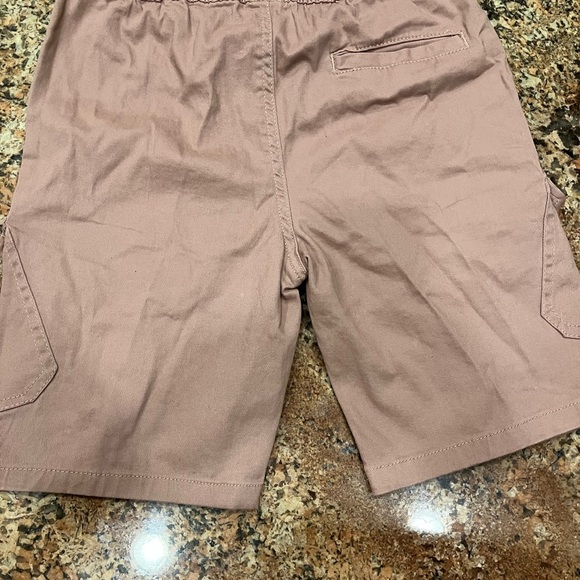 Sovereign Size L State Casual Cargo Shorts with Elastic Waistband. Has marks - Picture 4 of 6
